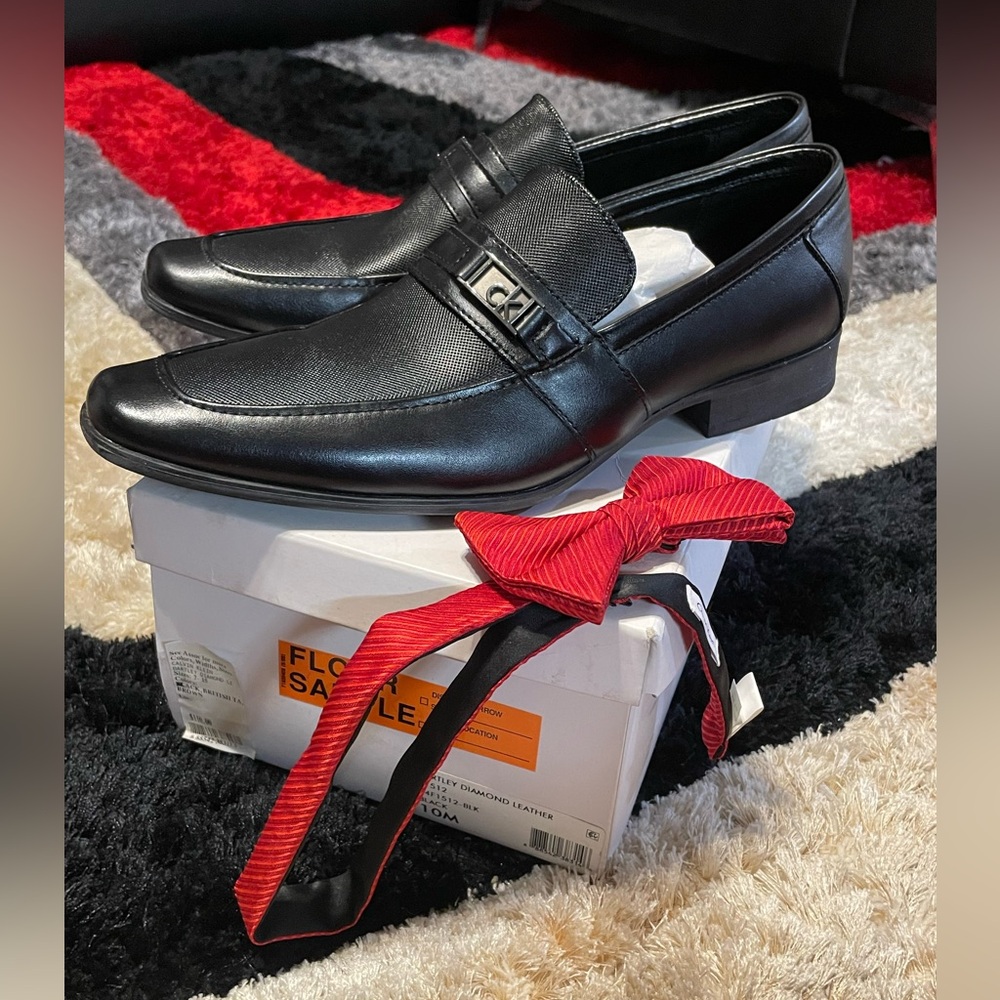 Calvin Klein Bartley Diamond Black Loafers w/ red tuxedo tie men size 10